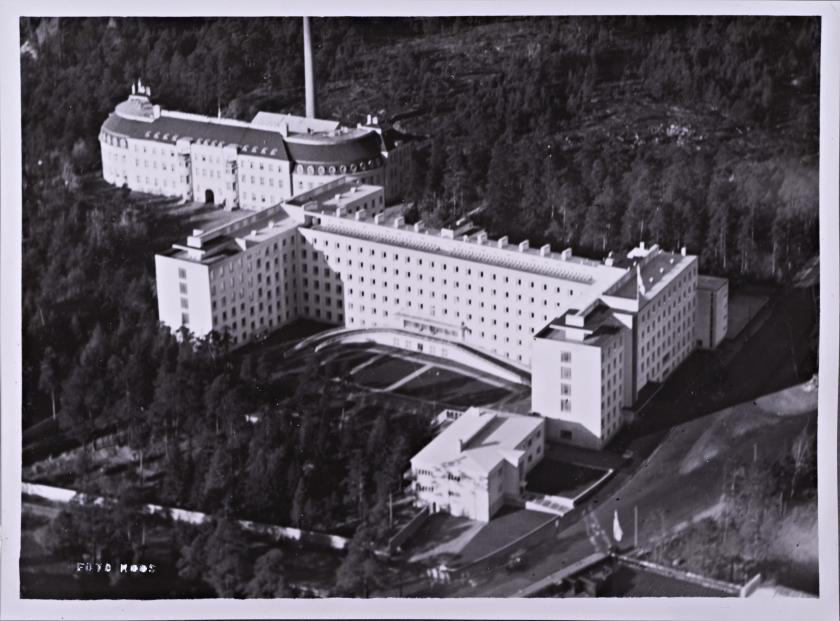 Naistenklinikan mustavalkoinen ilmakuva. Sairaala on kuvassa puiden keskellä ja taustalla näkyy talousrakennus.