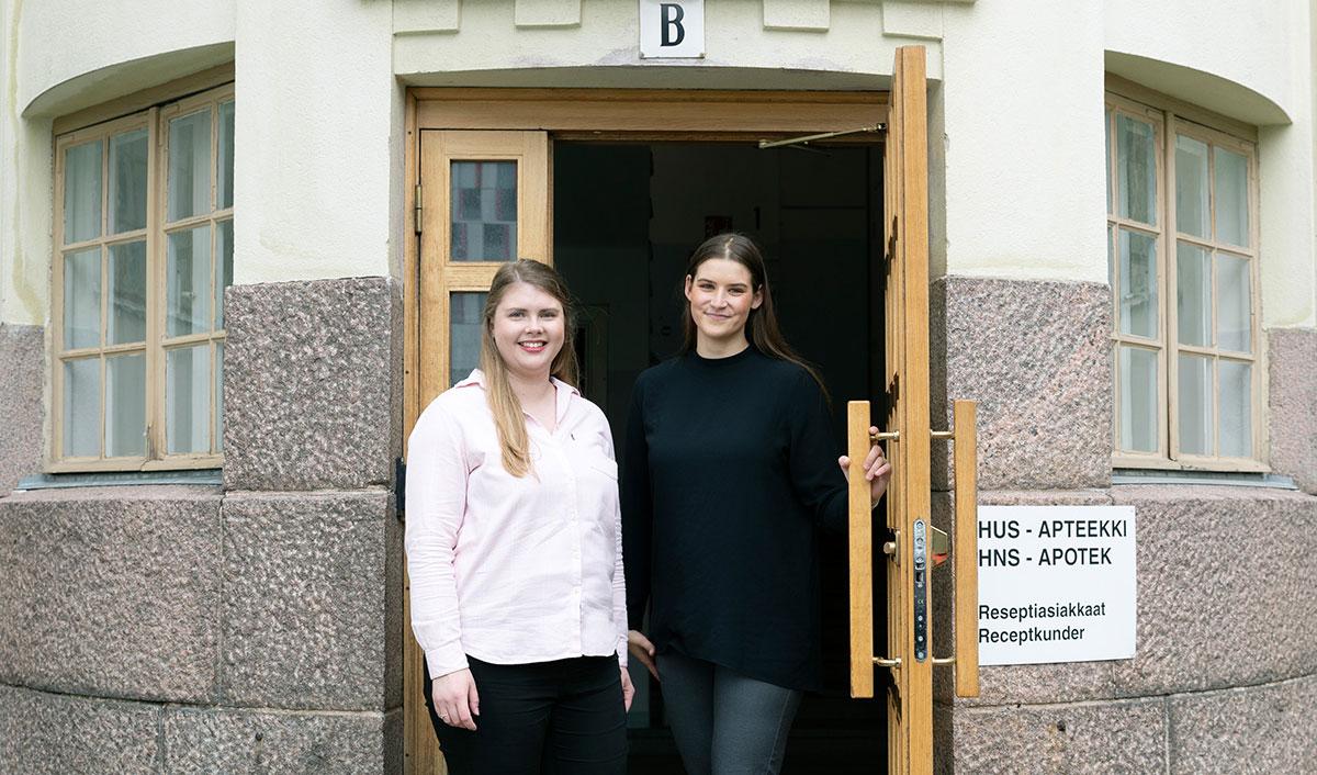 Nelli Kaasalainen ja Milla Berg seisovat sairaala-apteekin ulko-ovella.