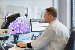 Tuomas Mirtti katsoo digitalisoituja patologian näytteitä