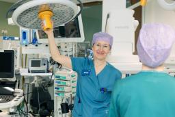 Sairaanhoitaja Katariina Kauste Uuden lastensairaalan leikkaussalissa